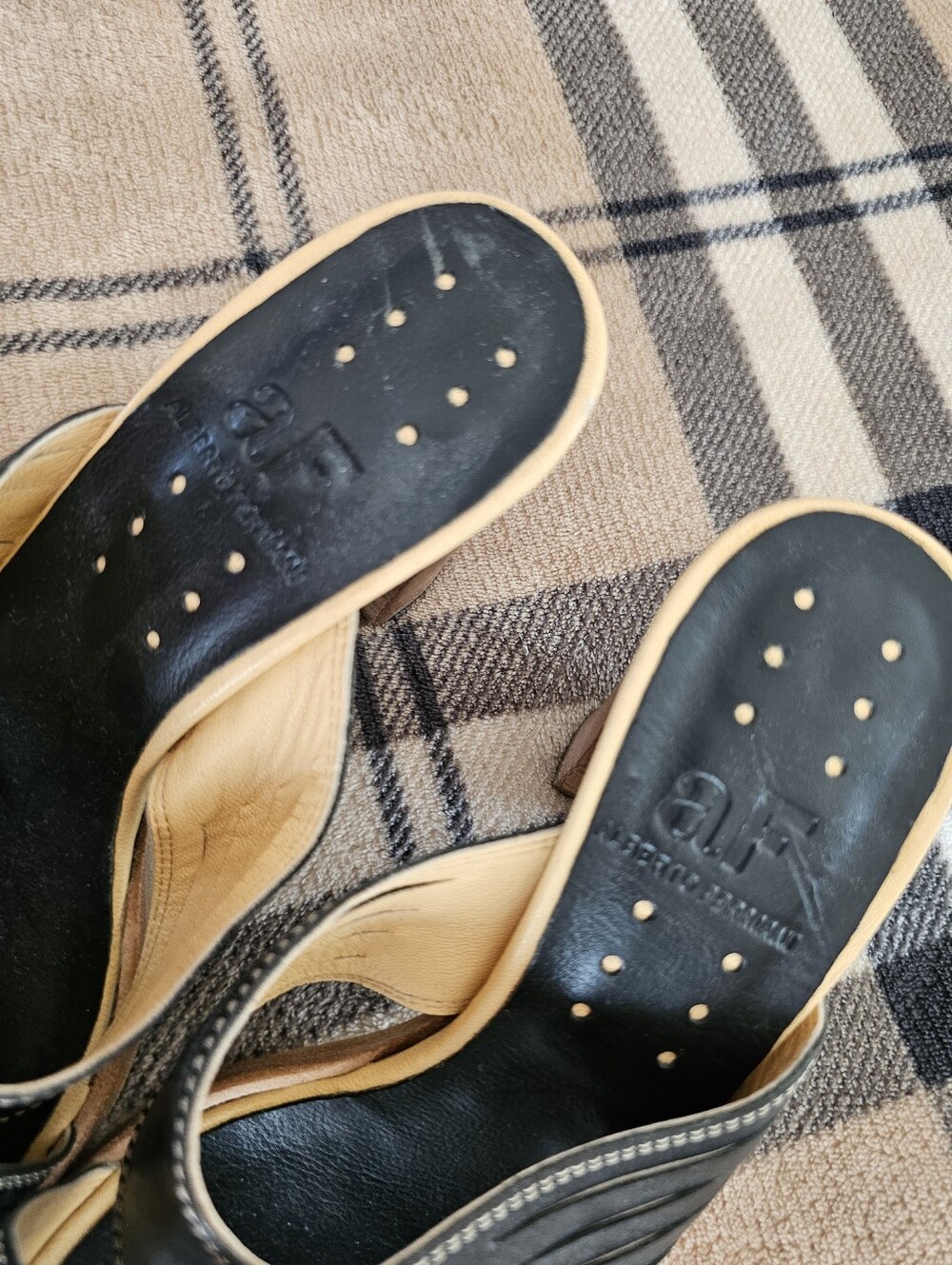 Vero Cuoio Black and Tan Leather Sandal - Picture 6 of 7